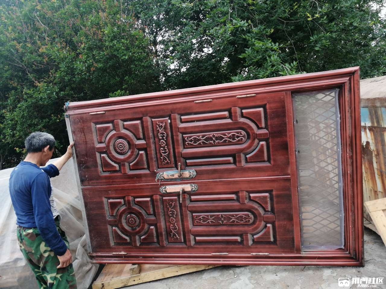 农村房屋客厅大门高2.5米,宽1.6米