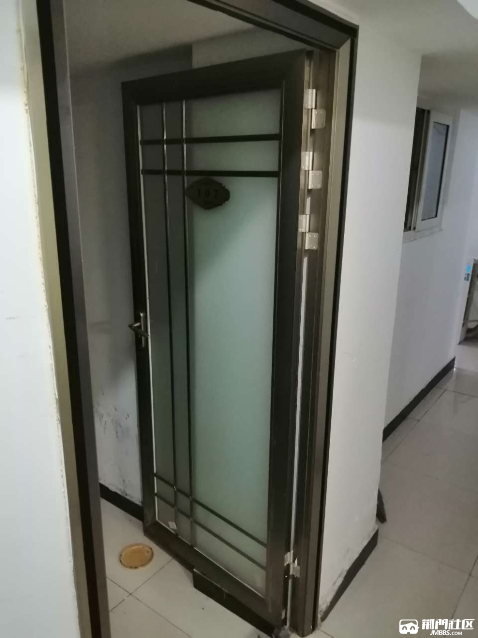 门店样品钛合金玻璃门出售