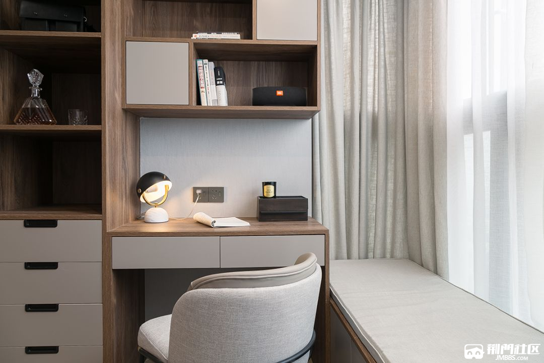 书桌侧边的收纳与抽屉,台面上方的吊柜书架,木质与白色结合的元素