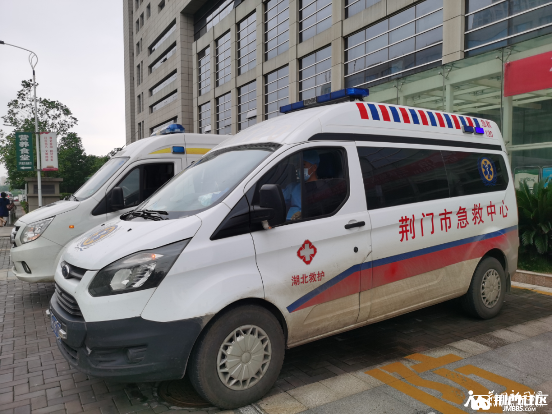 刚刚返回医院的刘于斌和他驾驶的救护车