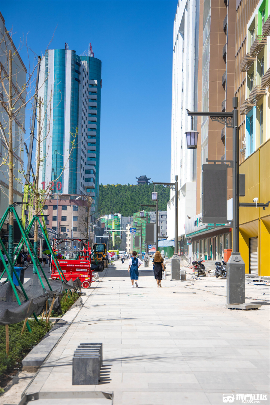 你好荆门中天街步行街路面扩宽手机充电式路灯国风外立面太多惊喜