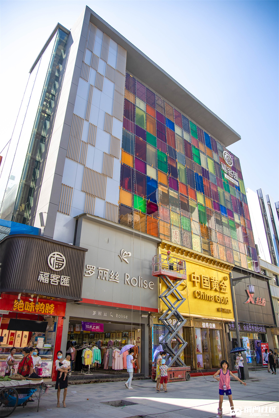 你好荆门中天街步行街路面扩宽手机充电式路灯国风外立面太多惊喜