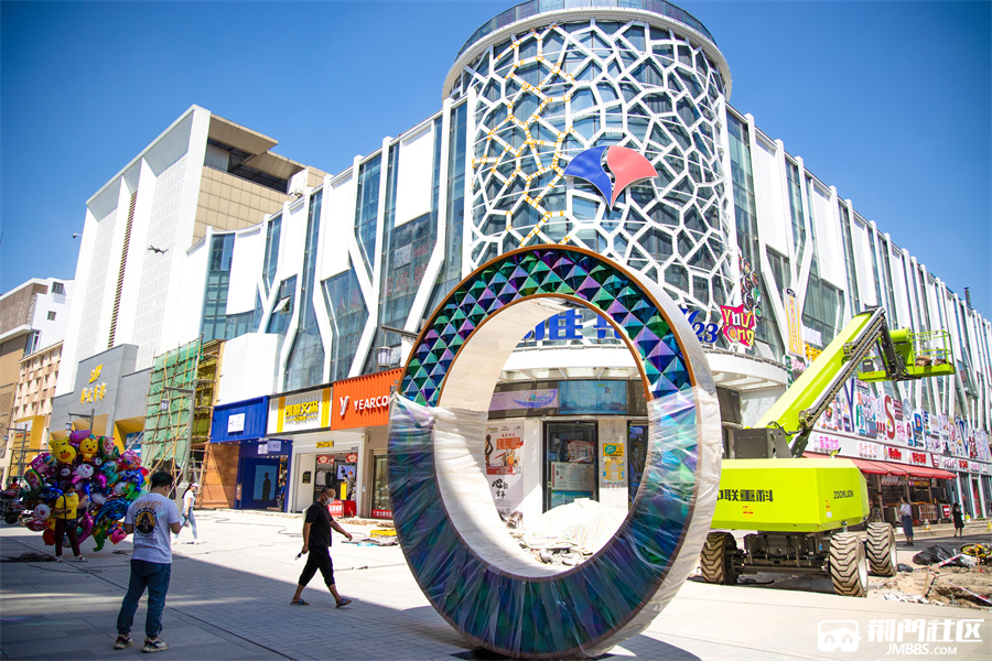 你好荆门中天街步行街路面扩宽手机充电式路灯国风外立面太多惊喜