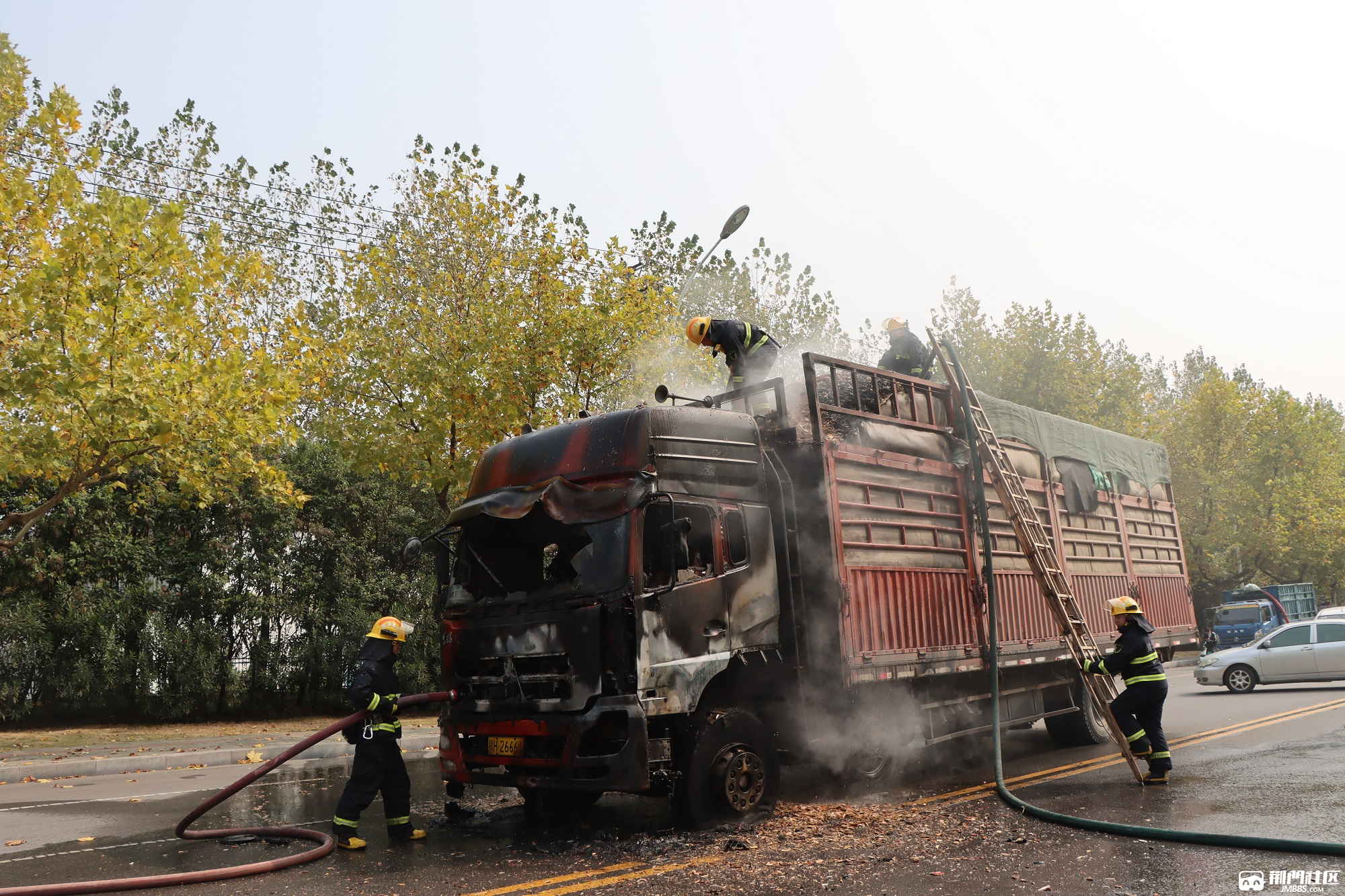 惊险掇刀一满载木屑的大货车行驶中突然着火关键时刻