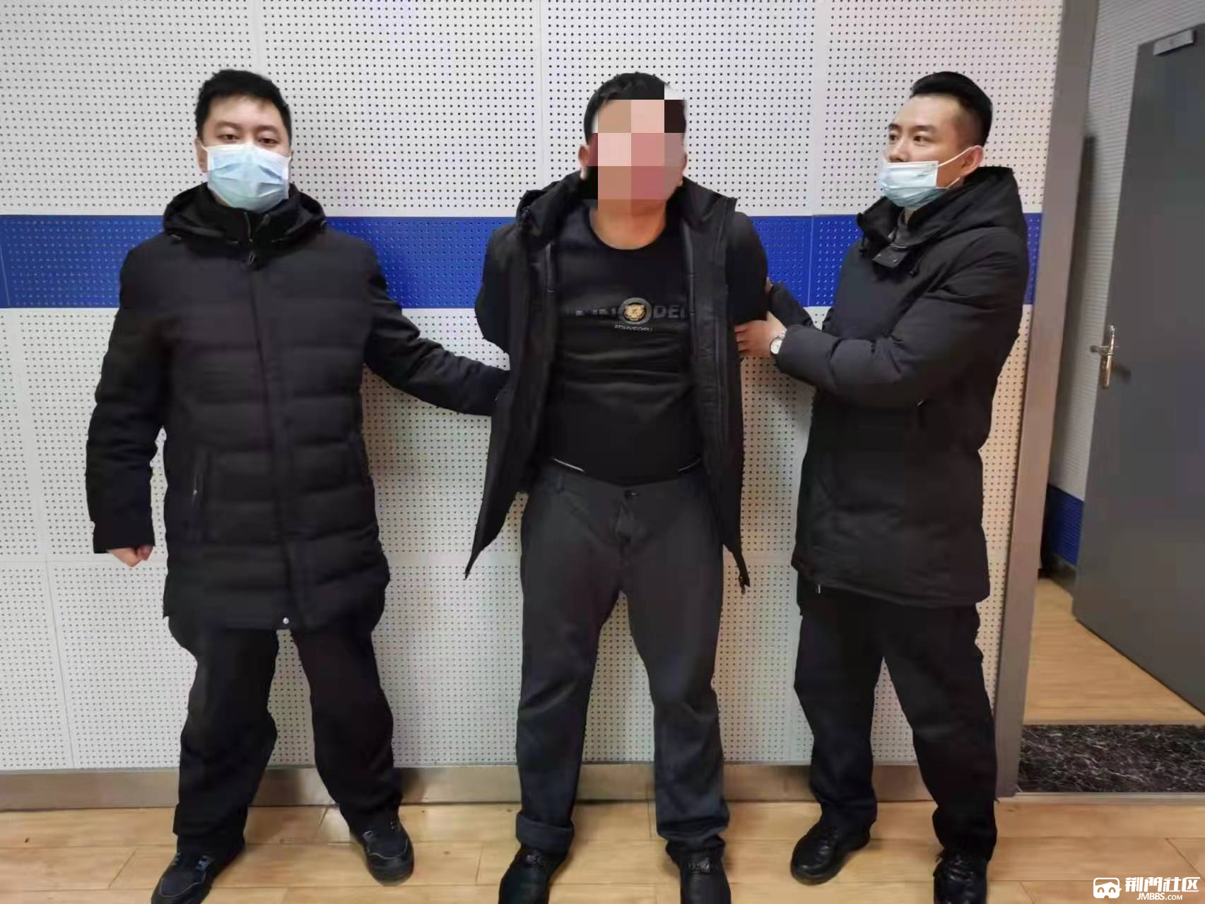 情指勤舆显成效巡特警迎春大道抓获一名扒窃嫌疑人