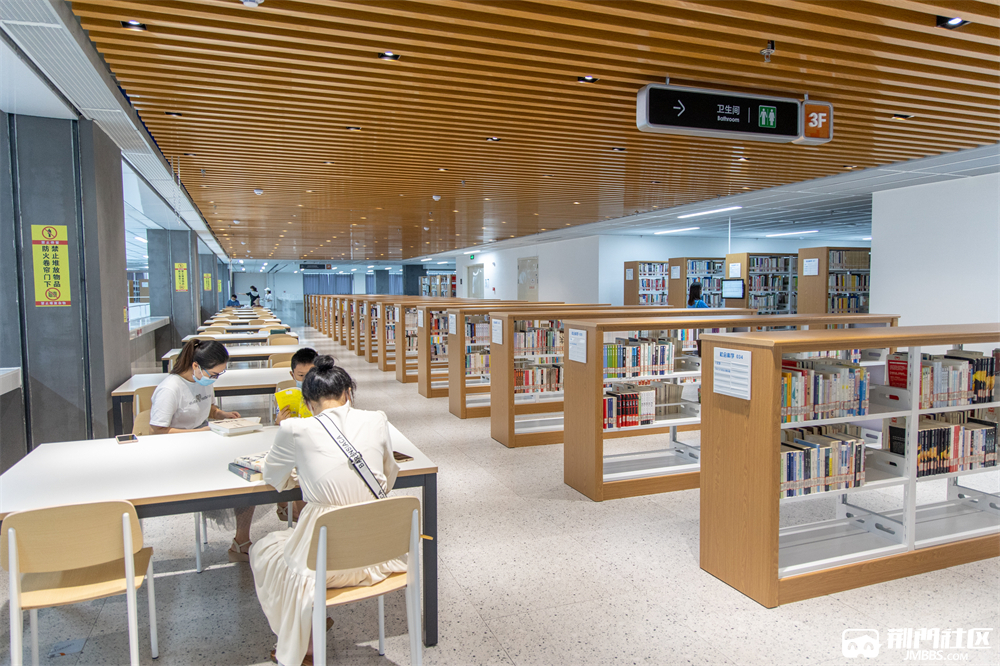 暑期文明荆门市图书馆新馆开放啦60万册图书超大自习室空中花园太好看