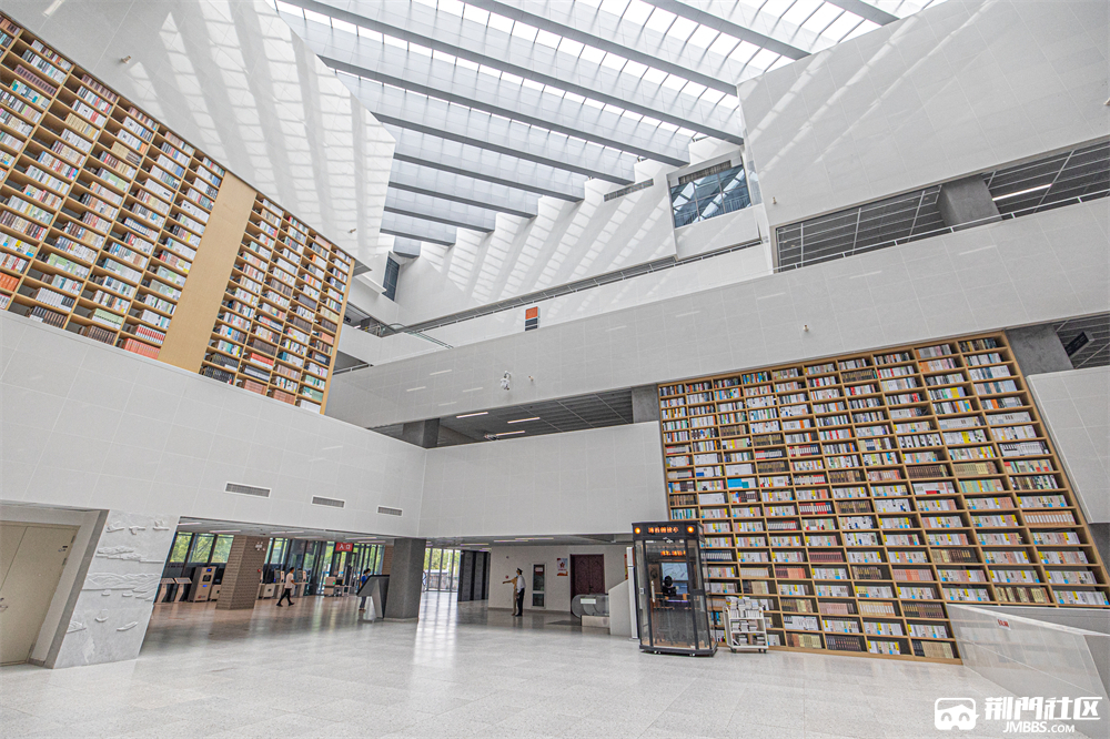 暑期文明荆门市图书馆新馆开放啦60万册图书超大自习室空中花园太好看