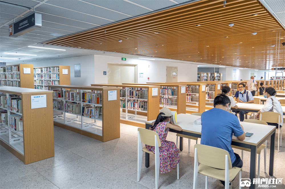 暑期文明荆门市图书馆新馆开放啦60万册图书超大自习室空中花园太好看